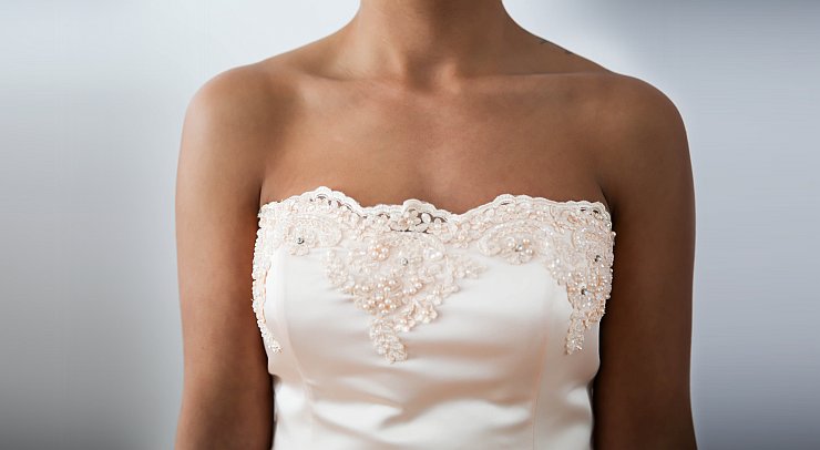 Schönes weißes Brautkleid