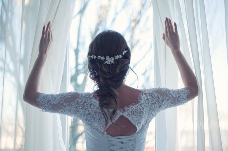 Braut öffnet Fenster