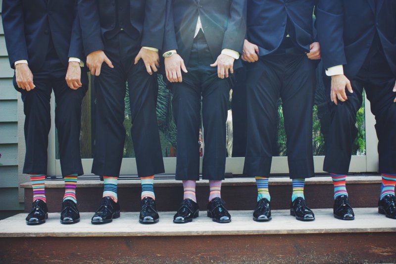 Hochzeitsgäste mit bunten Socken